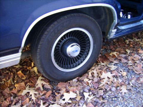 1982 Ford Crown Victoria LTD - Painted the turbines, got '88-'91 Center Caps. Look good and total investment: $15 including paint, paint stripper, and set of 4 center cap…