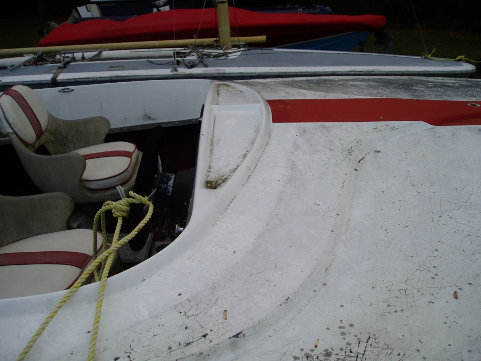 Boat interior with two seats and yellow rope