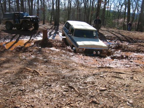 1992 Ford Mustang - Two off-road vehicles are stuck in the mud after going off-road.