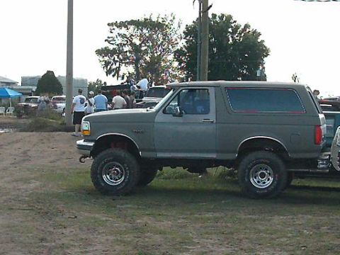 1986 Ford Bronco - This Ford Bronco appears to be from the 1992-1996 generation, not a 1986 model.