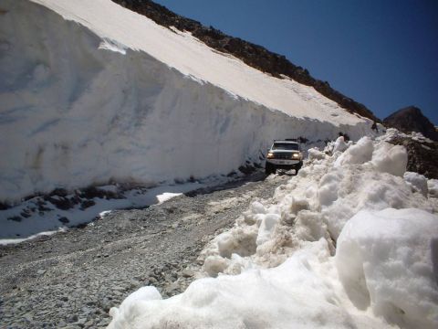1993 Ford Bronco - Lots of snow