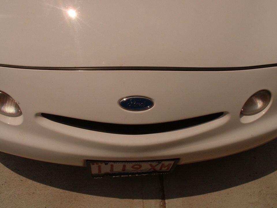White Ford front bumper and grille with license plate 1119 XM