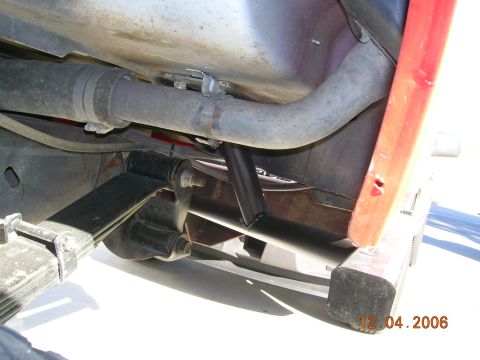 1985 Ford Bronco - Undercarriage detail with visible suspension and exhaust system components. Photo dated 12.04.2006.