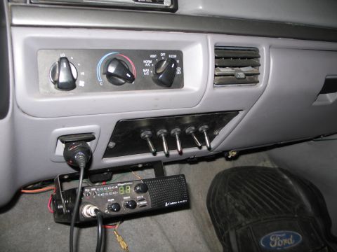 1995 Ford Bronco - Aftermarket toggle switches and a CB radio are installed on the dashboard of this vehicle.