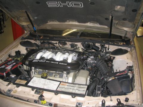 1991 Ford Taurus - The engine compartment of a 1991 Ford Taurus SHO, its distinctive V6 engine and branding.