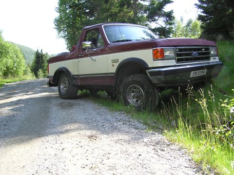 1989 Ford Bronco - This two-tone Ford Bronco appears to be from the late 1980s, not the claimed 1989 model year.
