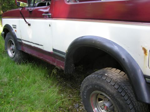 1989 Ford Bronco - This 1989 Ford Bronco features a distinctive two-tone paint scheme with white and maroon sections.