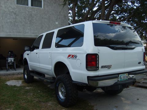2000 Ford Excursion photo