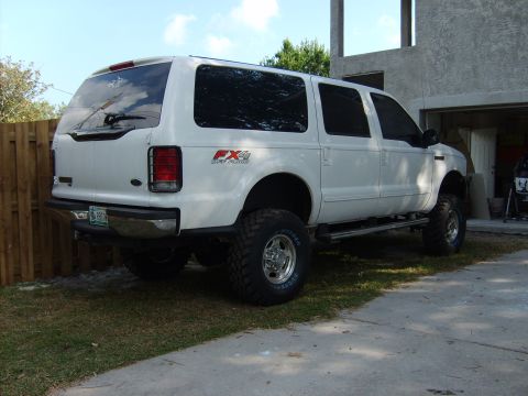2000 Ford Excursion photo