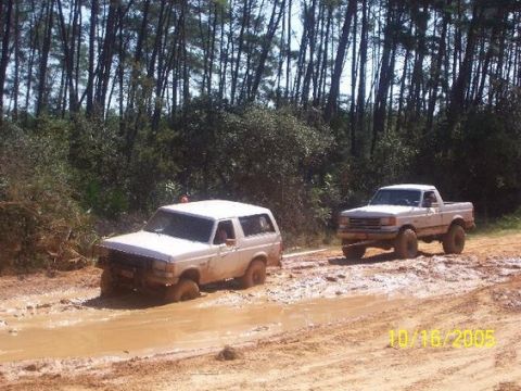 1989 Ford Bronco - Me pulling Jason (Bearfoot_25) out.