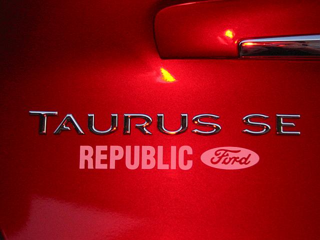 Chrome TAURUS SE badge and REPUBLIC Ford decal on a red Ford trunklid