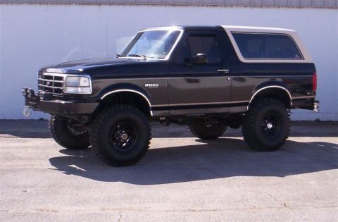 1991 Ford Bronco - This 1991 Ford Bronco features a two-tone paint scheme and an aftermarket front bumper.
