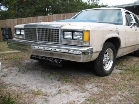1985 Ford LTD Crown Victoria - Front view of a 1985 Ford Crown Victoria LTD showing its grille and chrome bumper.