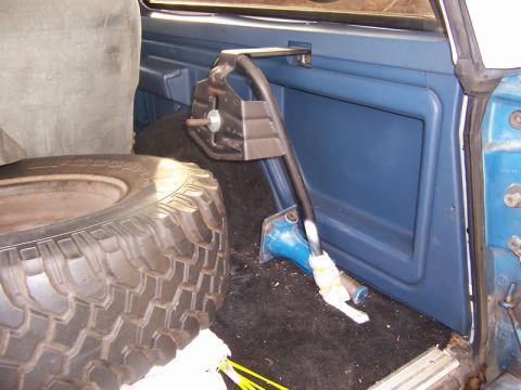 1983 Ford Bronco - Picture of internal tire carrier mounting