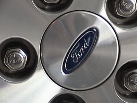 2002 Ford Taurus - Close up or rims center cap