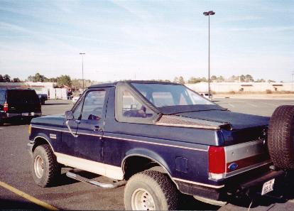 1990 Ford Bronco - This Ford Bronco appears to be from the late 1980s, not a 1990 model as claimed.