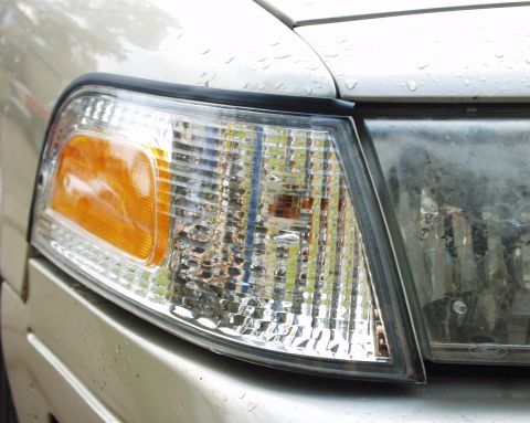 2000 Ford Crown Victoria - The amber turn signal and clear parking light are visible on this vehicle's front corner.