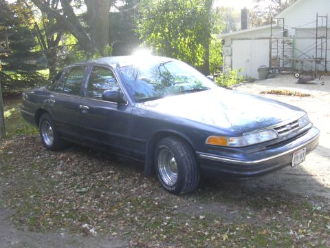 1996 Ford Crown Victoria - This 1995 Ford Crown Victoria is seen from a three-quarter front angle.