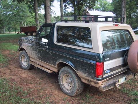 1995 Ford Bronco - This 1992 Ford Bronco is covered in mud and has a roof rack installed.