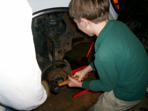 1993 Ford Bronco - Wade having fun hammering the pickle fork