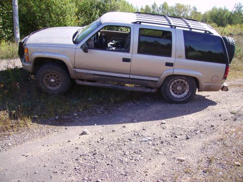 2000 Chevrolet Tahoe - This Chevrolet Tahoe appears to be from the mid-1990s, not a 2000 model.