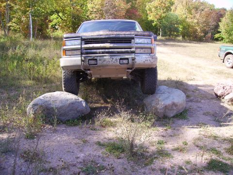 2000 Chevrolet Tahoe - A 1995 Chevrolet Tahoe navigates an obstacle course with large rocks under its tires.