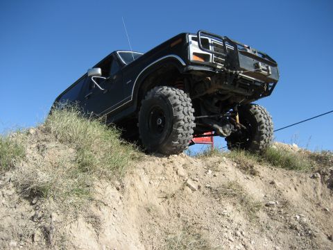 1986 Ford Bronco - testing out the sus on a little mound