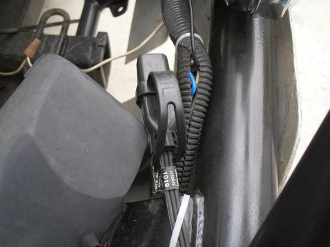 1990 Ford Bronco - block heater plug tucked away out of harms way.