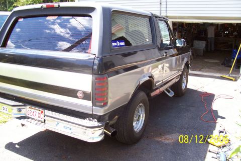 1995 Ford Bronco - This Ford Bronco appears to be from the early to mid-1990s, not a 1995 model.