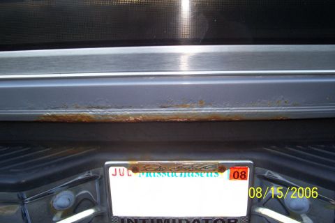1995 Ford Bronco - Rust is visible on the lower body trim above the license plate area.
