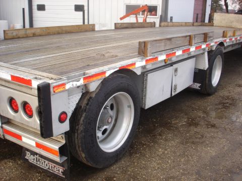2006 Ford F-350 - Rear view of a flatbed trailer, showing its lights and a Reitnouer mudflap. The registry information for this vehicle may be incorrect.