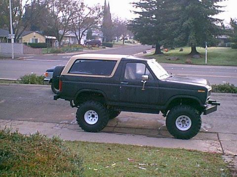 1983 Ford Bronco - out on the street