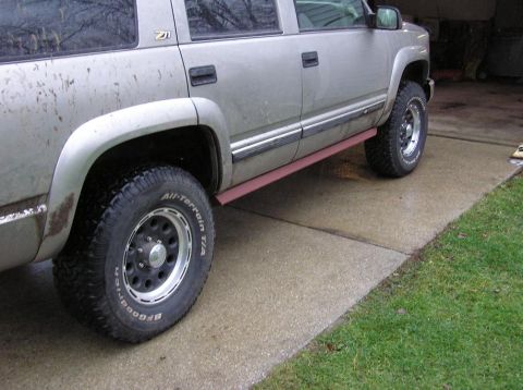 2000 Chevrolet Tahoe - Side view of a silver SUV, possibly a 1999 model, red running boards and a Z71 badge.