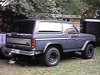 1986 Ford Bronco - You can see how much the Bushwacker Flares stick out...now I gotta get the lift installed