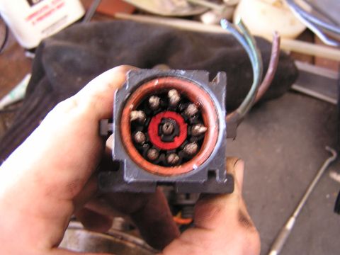 1990 Ford Bronco - Transfer case motor plug - how do I get that red thing out?