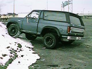 1986 Ford Bronco - very funny to see with stock suspension...gee, lots of articulation..hehehe