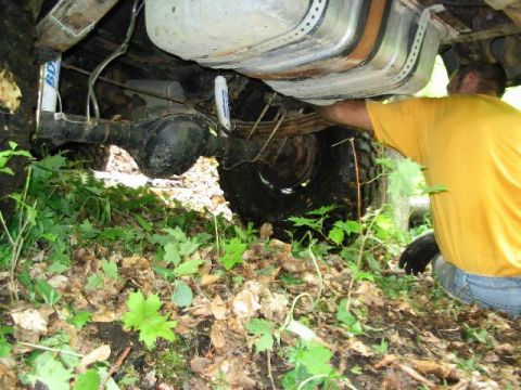 1986 Ford Bronco - fixing the axle with the rear raised on two high lifts
