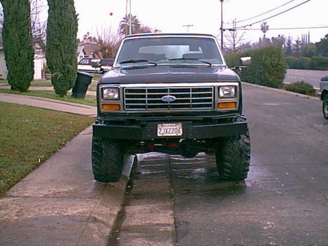 1983 Ford Bronco - here is the front end new tires.