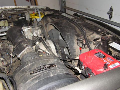 2000 Chevrolet Tahoe - The engine bay shows a Volant air intake system and a red Optima battery.