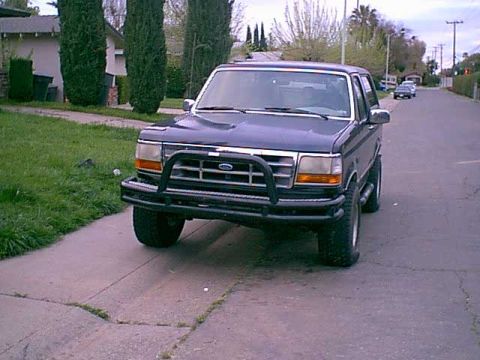 1983 Ford Bronco - here is the front before the lift was installed.