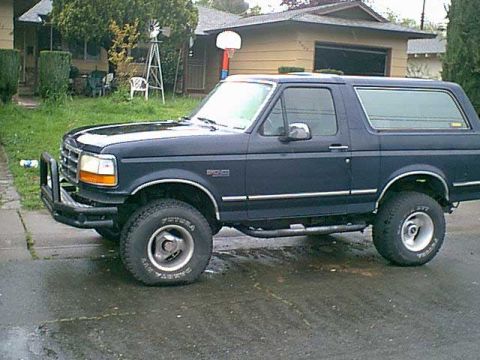 1983 Ford Bronco - here is a side shot of the readjsted front bumper after the lift