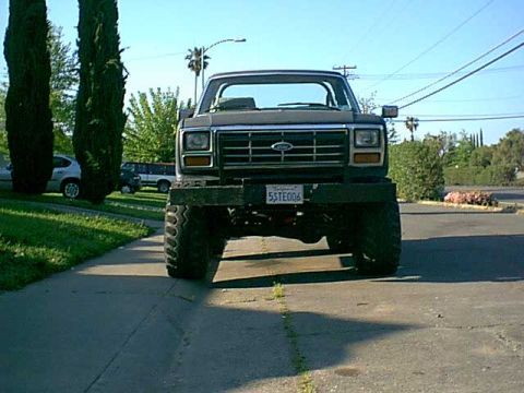 1983 Ford Bronco - Here is a view from the front before the rack was installed.