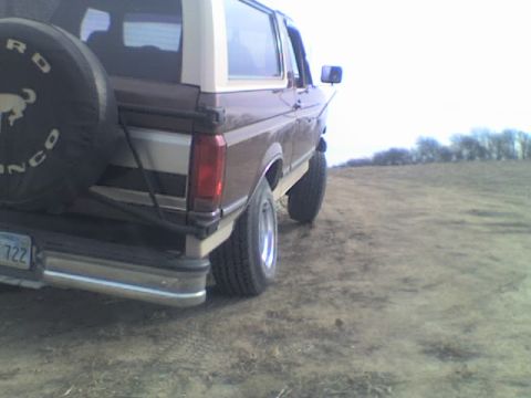 1992 Ford Bronco - the bumper is almost touching the ground!