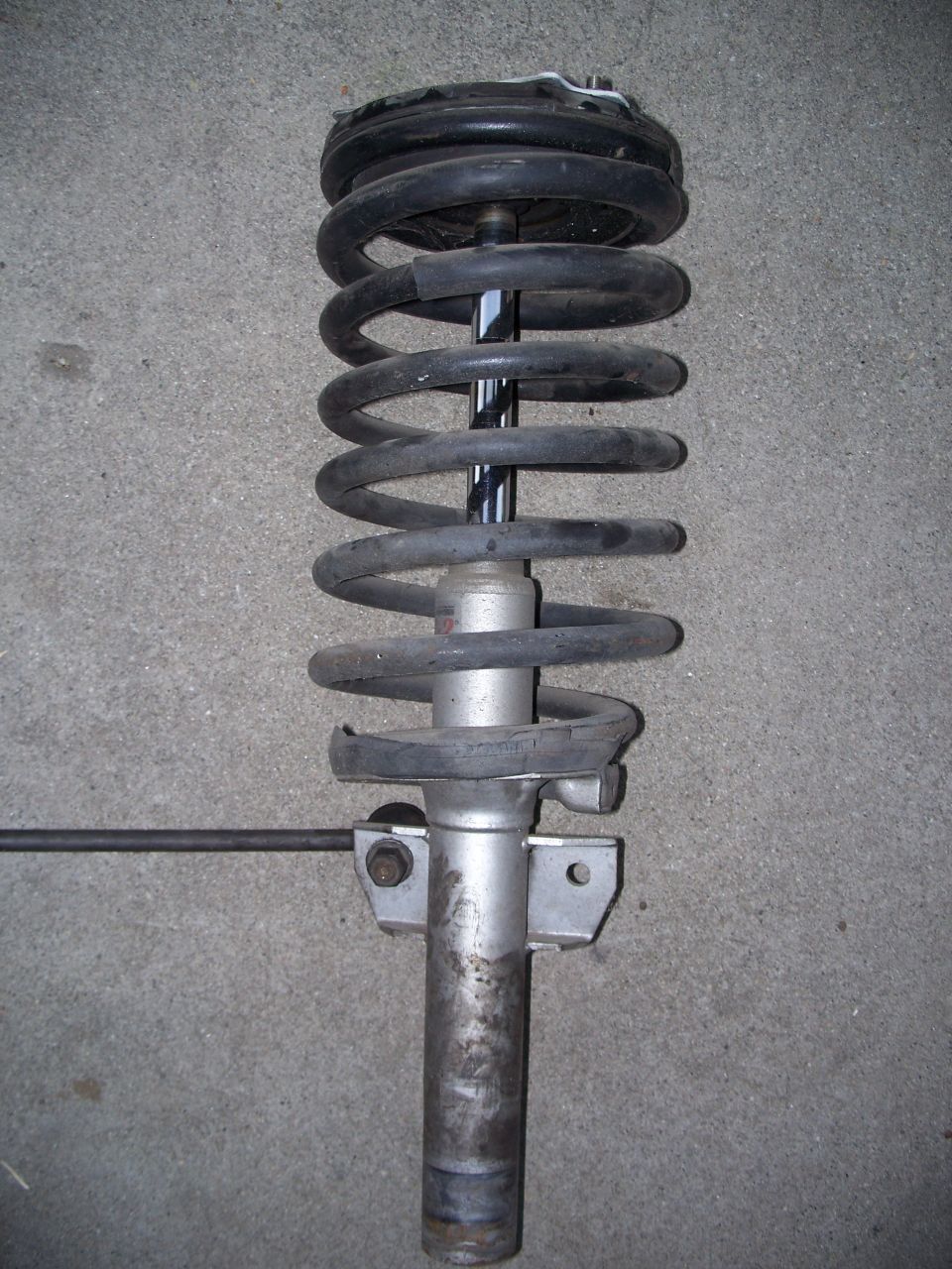 Front strut assembly with coil spring