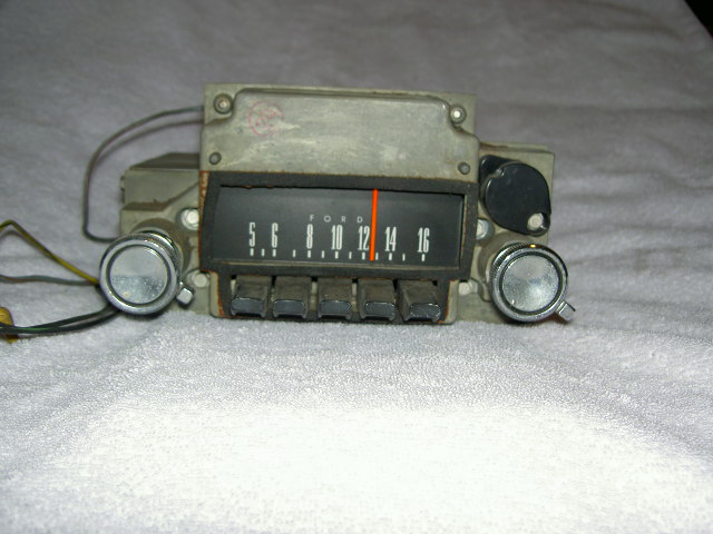 Ford car radio with push buttons and tuning dial