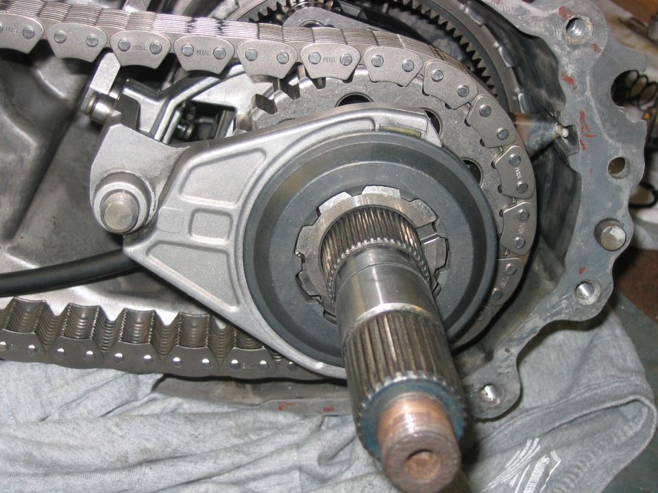 Transfer case internals with drive chain and splined output shaft
