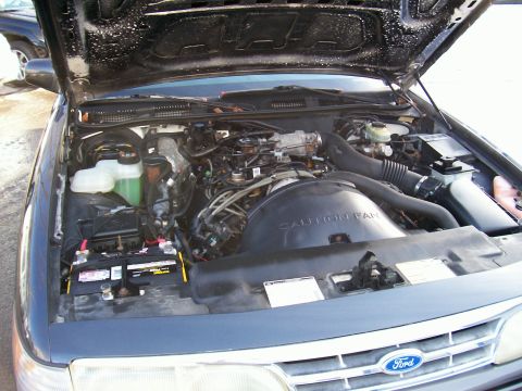 2001 Ford Crown Victoria - Engine bay of a 2001 Ford Crown Victoria, the V8 engine and associated components.