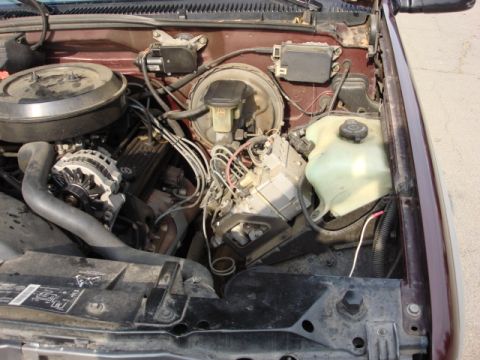 1983 Ford Bronco - here is the engine compartment