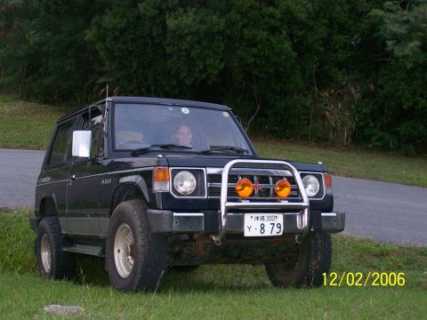 1989 Mitsubishi Montero - front coming over the top of the hill