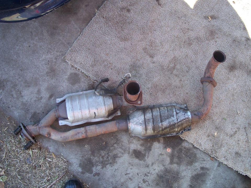 Exhaust system with two catalytic converters and bent pipes